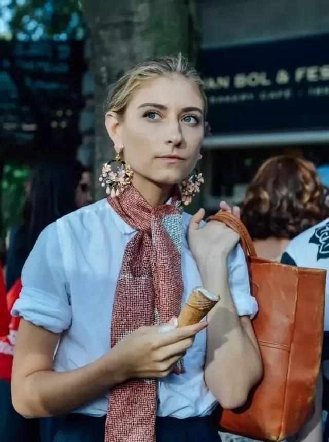 丝巾应如何搭配，怎样系好看？