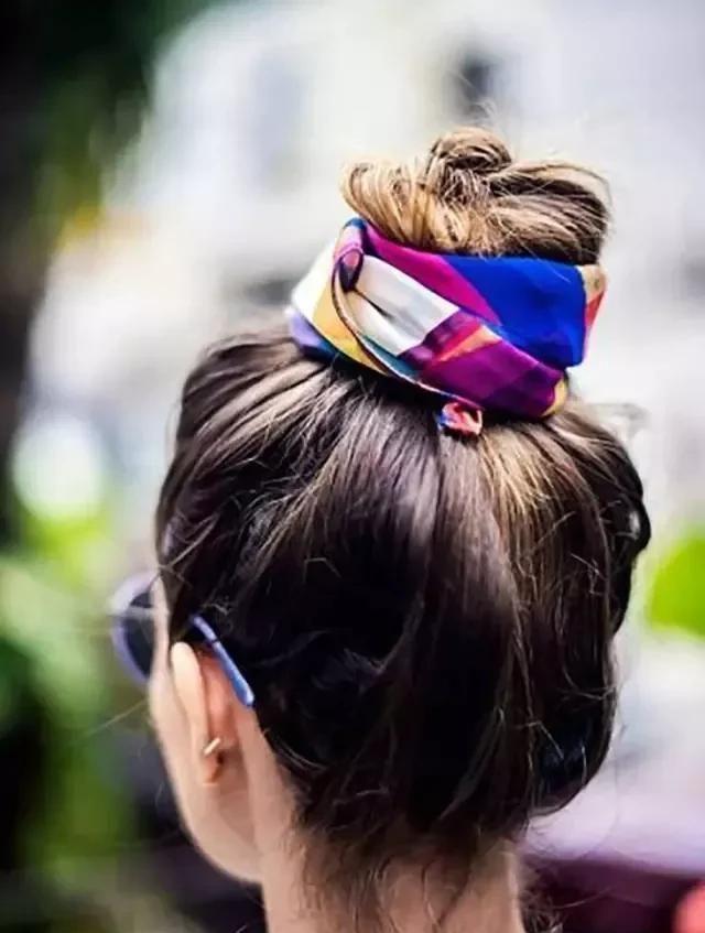 丝巾应如何搭配，怎样系好看？