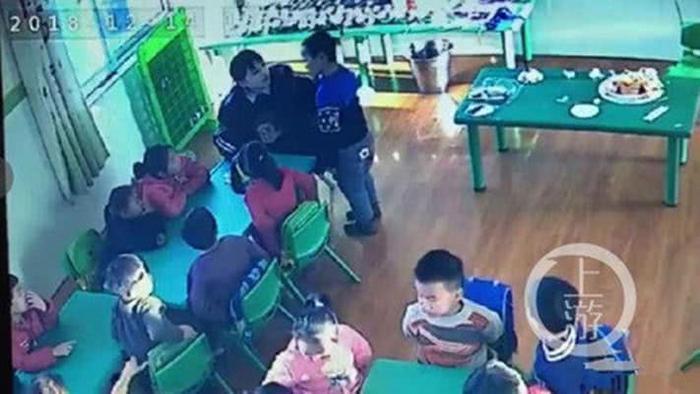幼儿园孩子被老师逼吃剩饭,后发现老师15岁!网友:老师未成年?