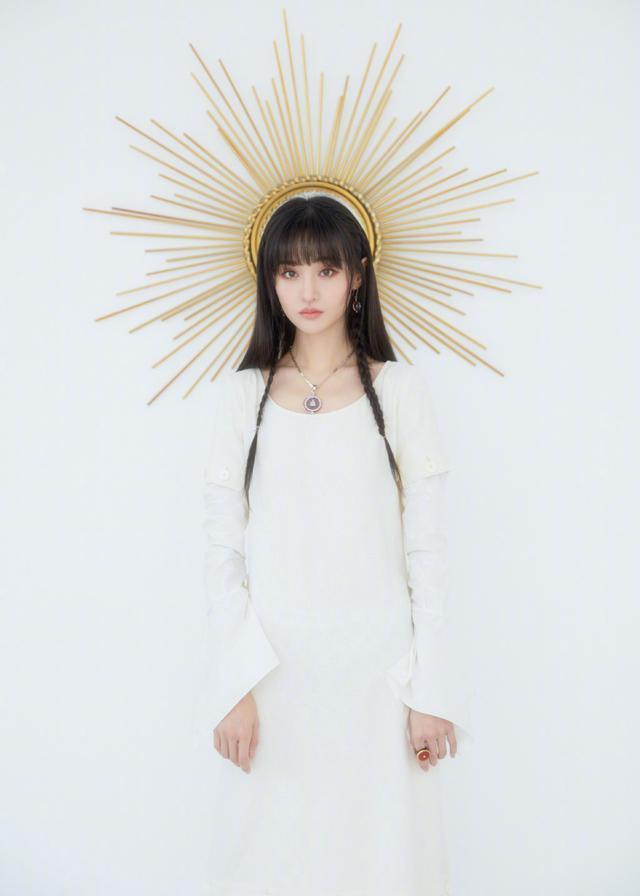 郑爽穿1万6的裙子高贵仙气，站金属装饰品前，美似“太阳女神”