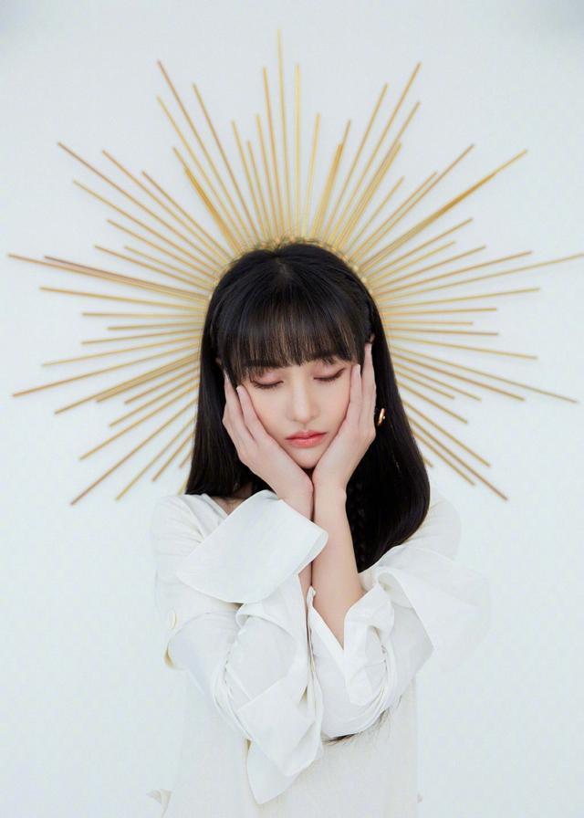 郑爽穿1万6的裙子高贵仙气，站金属装饰品前，美似“太阳女神”