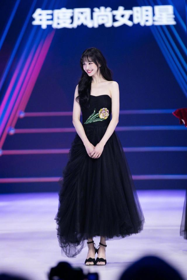 郑爽穿1万6的裙子高贵仙气，站金属装饰品前，美似“太阳女神”