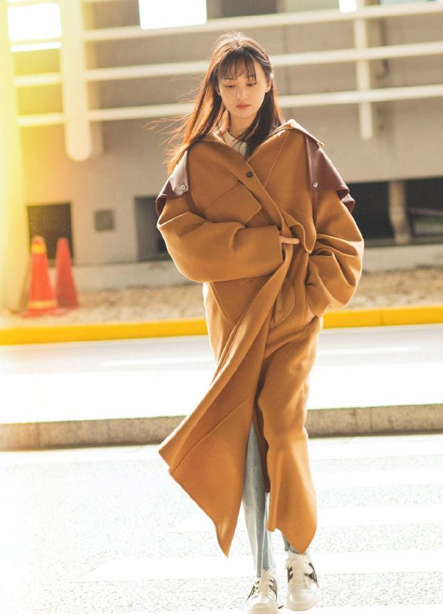 郑爽穿1万6的裙子高贵仙气，站金属装饰品前，美似“太阳女神”