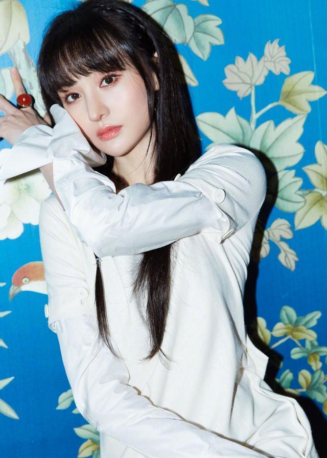 郑爽穿1万6的裙子高贵仙气，站金属装饰品前，美似“太阳女神”