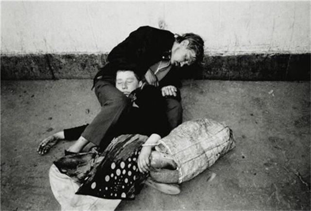 直击苏联解体后俄罗斯人流落街头各种惨状老照片