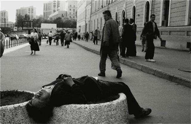直击苏联解体后俄罗斯人流落街头各种惨状老照片