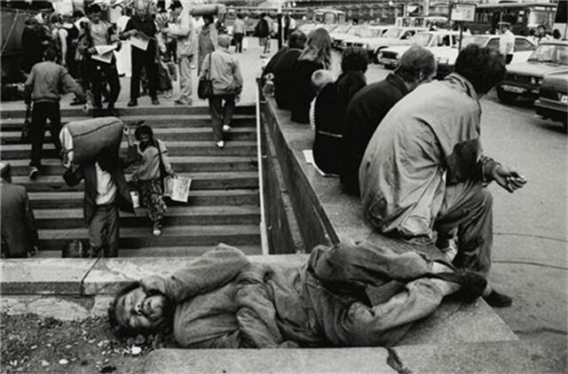 直击苏联解体后俄罗斯人流落街头各种惨状老照片