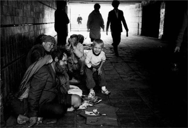 直击苏联解体后俄罗斯人流落街头各种惨状老照片