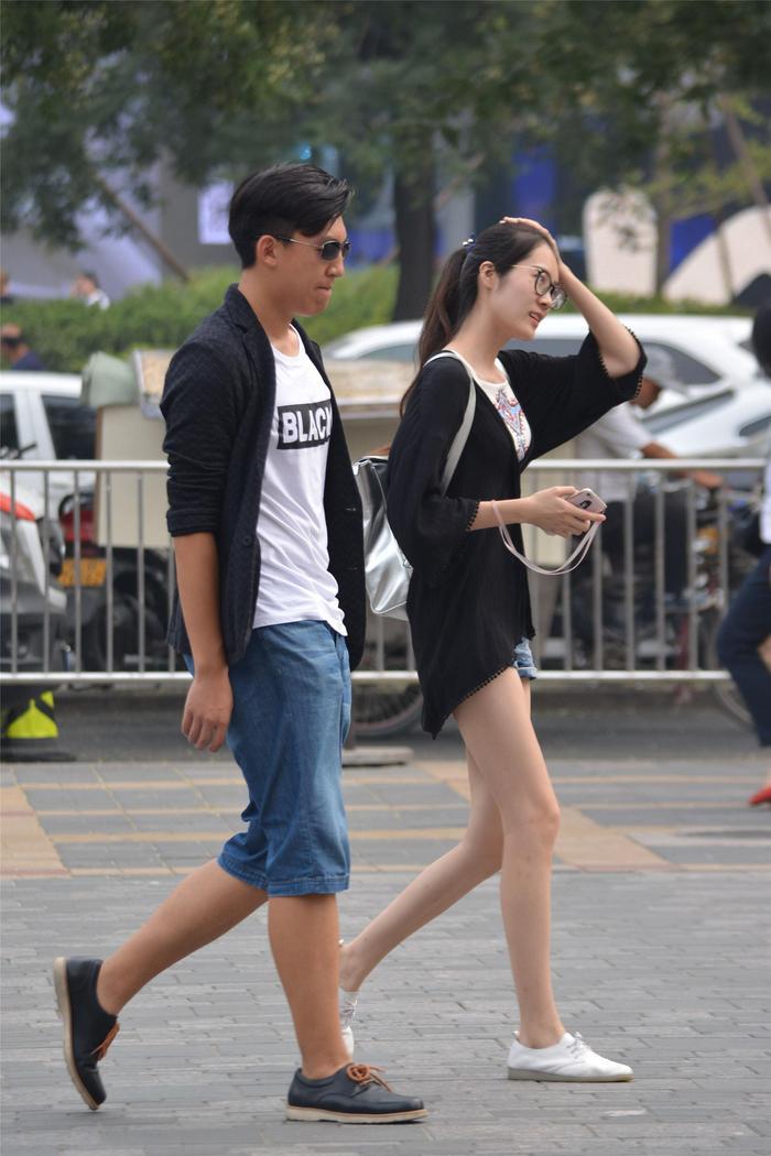 平底鞋的姑娘，身材清秀，还展示美腿