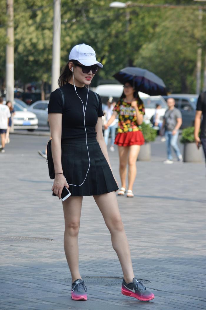 平底鞋的姑娘，身材清秀，还展示美腿