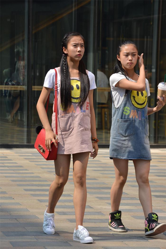 平底鞋的姑娘，身材清秀，还展示美腿