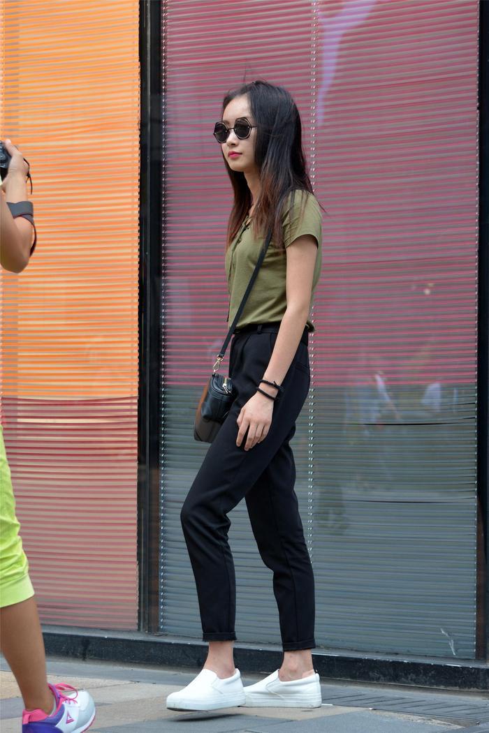 平底鞋的姑娘，身材清秀，还展示美腿