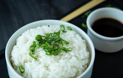 ​剩米饭别只是炒饭跟煮粥！7种剩饭新吃法，变身美味早餐、甜点！