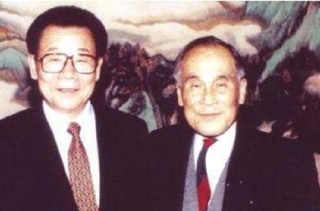 他白手起家开创2家银行，2000亿全捐给祖国不做首富，他儿子怎样