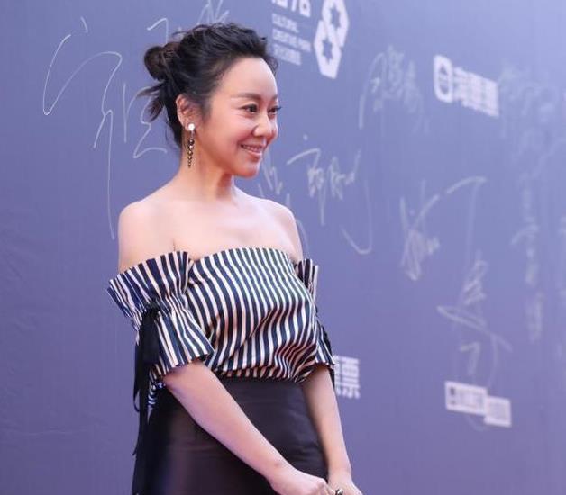 54岁何晴美人比许晴大四岁, 自然的脸就是不同!