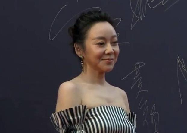 54岁何晴美人比许晴大四岁, 自然的脸就是不同!