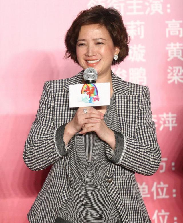 54岁何晴美人比许晴大四岁, 自然的脸就是不同!