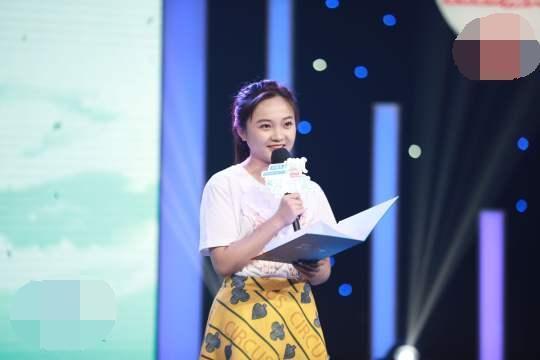 林妙可罕晒近照，穿着时尚网红范足！这次终于有了20岁女孩的模样