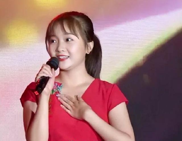 林妙可罕晒近照，穿着时尚网红范足！这次终于有了20岁女孩的模样