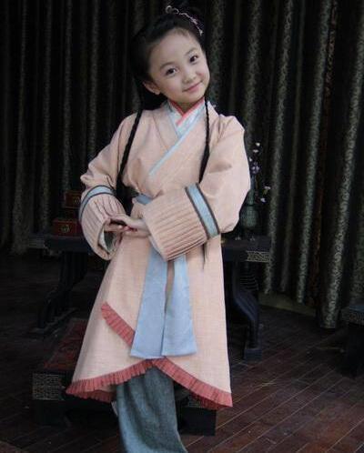 林妙可罕晒近照，穿着时尚网红范足！这次终于有了20岁女孩的模样