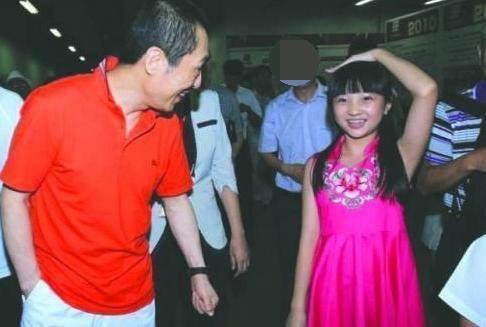 林妙可罕晒近照，穿着时尚网红范足！这次终于有了20岁女孩的模样