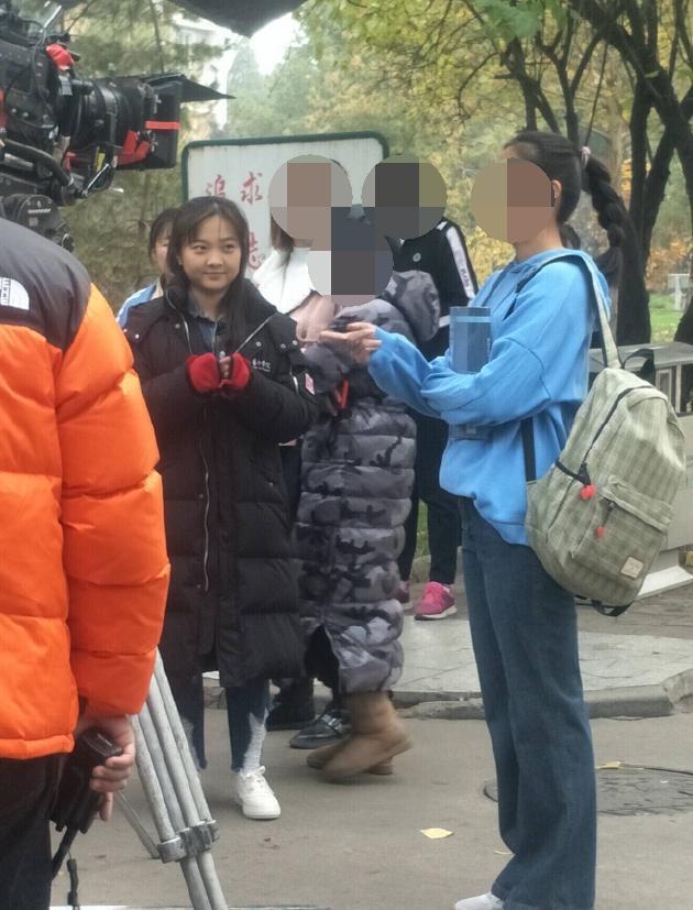 林妙可罕晒近照，穿着时尚网红范足！这次终于有了20岁女孩的模样