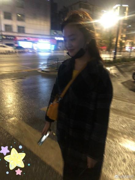 林妙可罕晒近照，穿着时尚网红范足！这次终于有了20岁女孩的模样