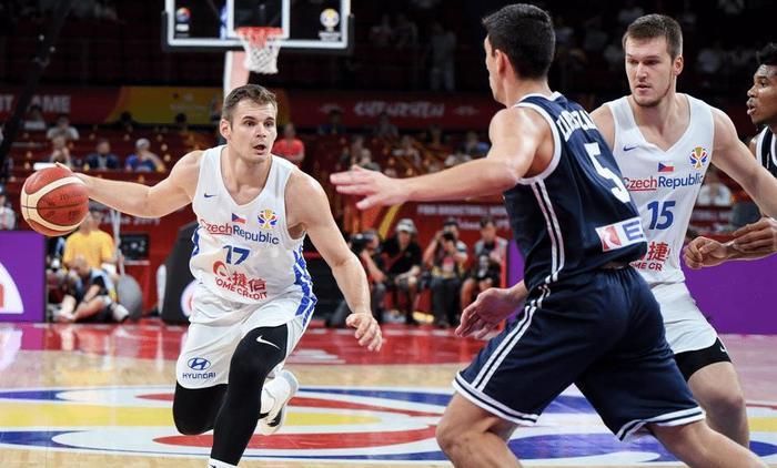 赢也是输！希腊7分胜捷克，字母哥5犯罚下，无缘8强席位！