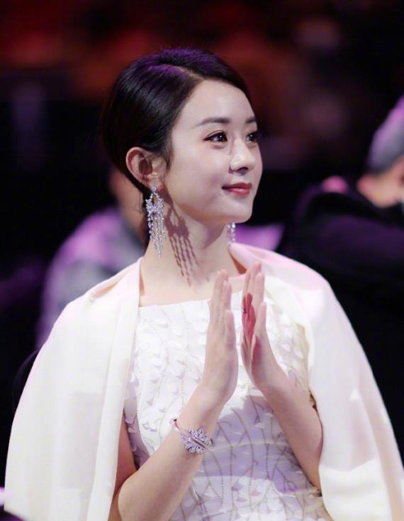 赵丽颖冯绍峰两人一起出席金鹰节，将正面回应恋爱领证结婚一事