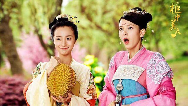 柜中美人：陈瑶古装造型美出天际，而女主的黄脸婆加兔牙造型超丑