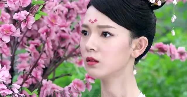 柜中美人：陈瑶古装造型美出天际，而女主的黄脸婆加兔牙造型超丑