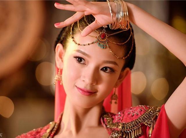 柜中美人：陈瑶古装造型美出天际，而女主的黄脸婆加兔牙造型超丑