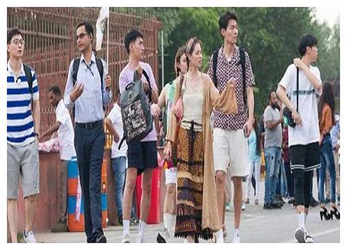 综艺素人嘉宾又成“作女”，把老公气到落泪，钟楚曦出言劝和