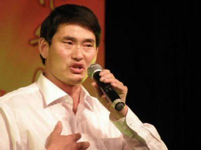 ​纵观大衣哥朱之文的成名之路，他应该得到观众的尊重