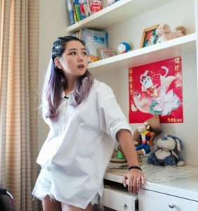 ​走进何洁如今住的房子，家里干净一尘不染，看得出是称职的好妈妈