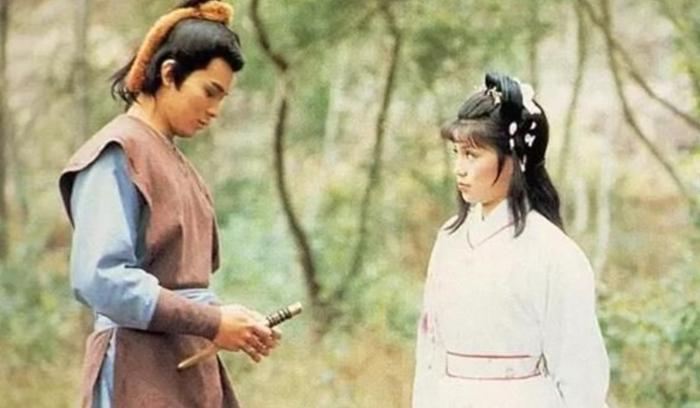 妈妈没参加郭碧婷婚礼，爸爸表情冷淡，郭碧婷浑身珠宝超千万