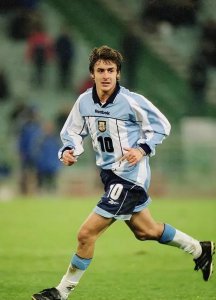 ​飘逸的精灵，不老的小丑，他是梅西从小的偶像，却命运悲怆