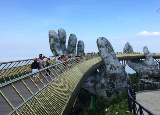 国外网红佛手桥，“两只大手”托起整座桥，吸引各国游客前来参观