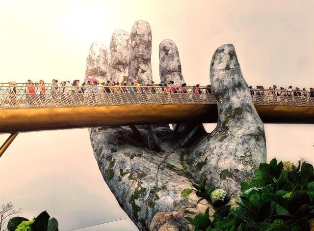 国外网红佛手桥，“两只大手”托起整座桥，吸引各国游客前来参观
