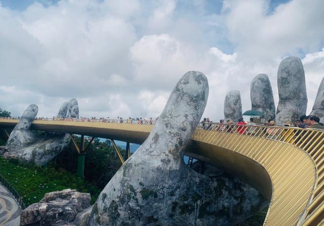 国外网红佛手桥，“两只大手”托起整座桥，吸引各国游客前来参观