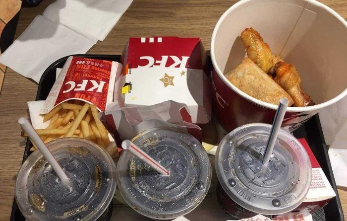 肯德基爷爷换造型，新版造型酷似彭于晏，转眼就成偶像派