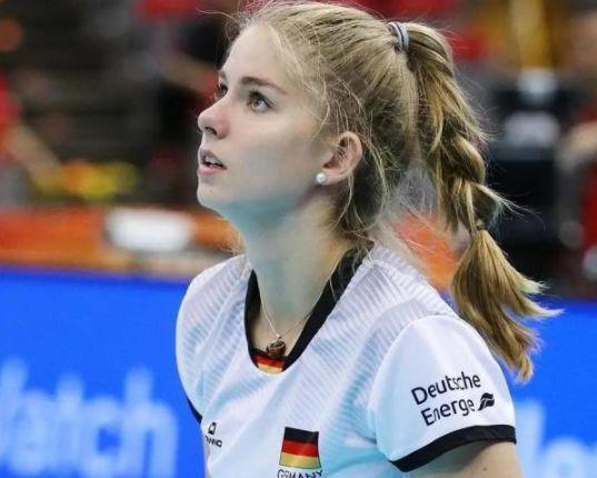 德国女排队员因甜美笑容走红,被称惠若琪和木村纱织结合体