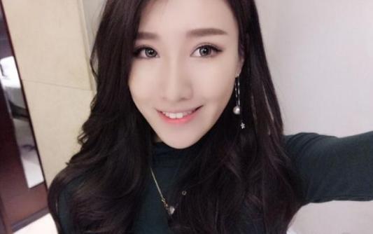 郭艾伦模特女友近照：颜值高身材傲人，身价百万，证件照惊艳网友