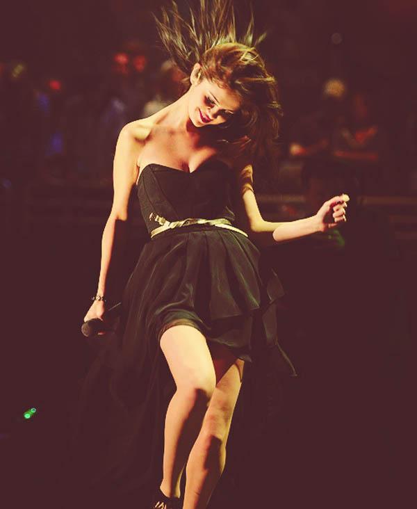 Selena Gomez性感写真曝光 贾斯汀前女友竟这么美艳