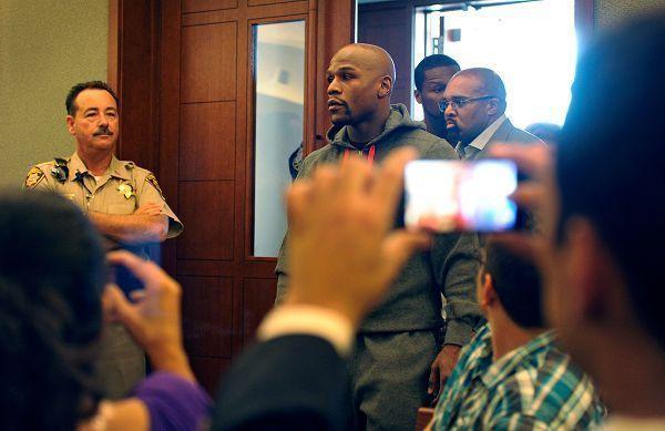 梅威瑟在成人夜总会玩完后遭遇有预谋枪击，保镖中枪入院！