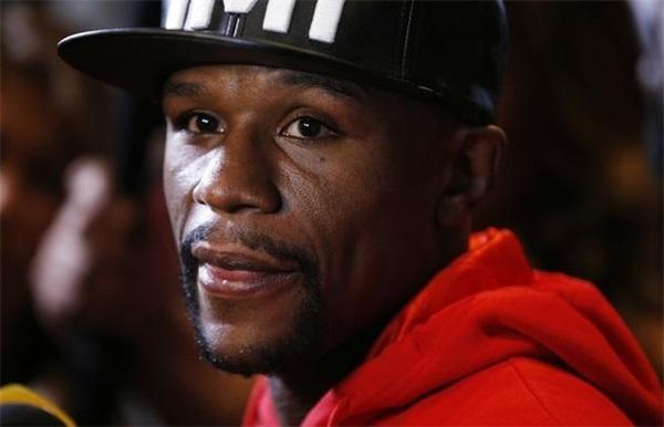 梅威瑟在成人夜总会玩完后遭遇有预谋枪击，保镖中枪入院！