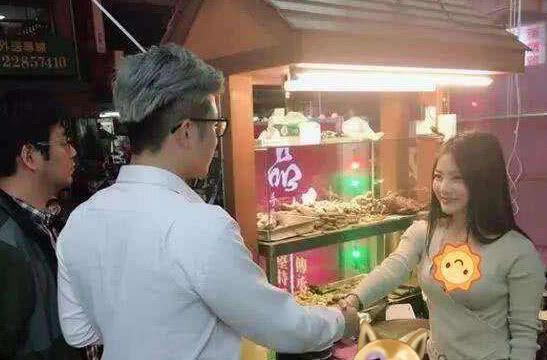 无数小哥青睐的“牛肉面西施”未逃“见光死”，离开美颜后太失望