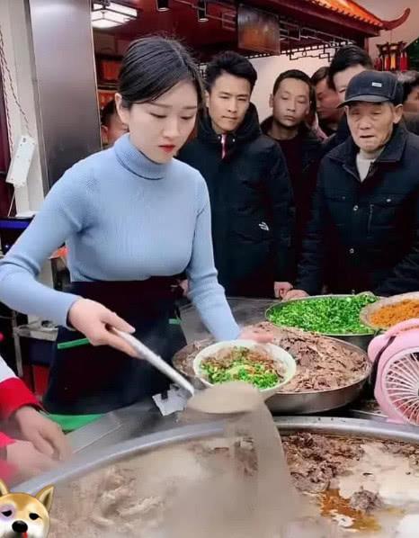 无数小哥青睐的“牛肉面西施”未逃“见光死”，离开美颜后太失望
