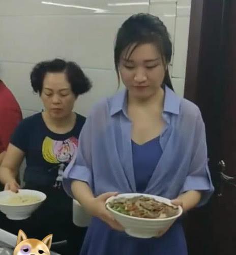 无数小哥青睐的“牛肉面西施”未逃“见光死”，离开美颜后太失望