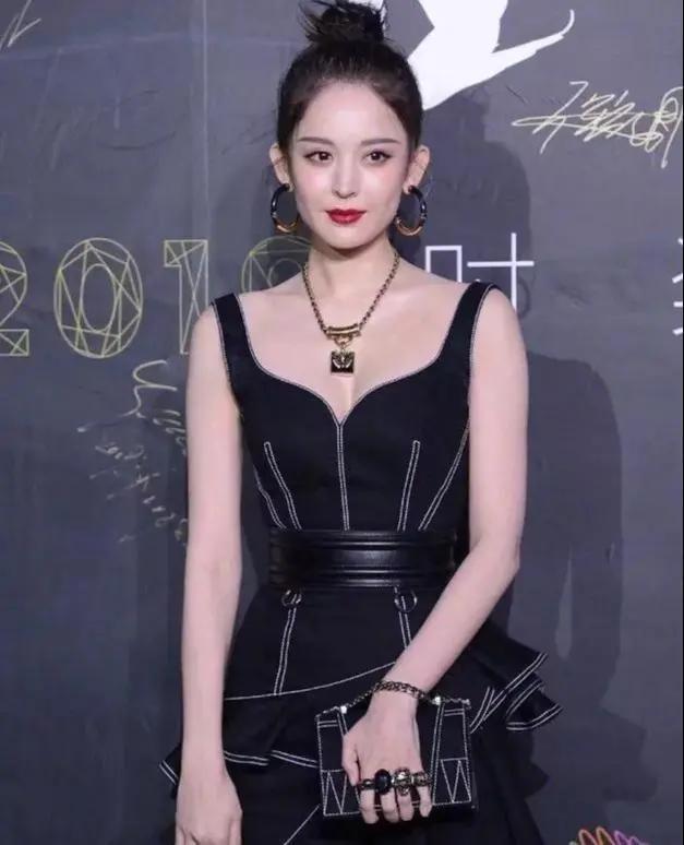 同为张翰前任，郑爽古力娜扎罕见同台，差距不是一般大